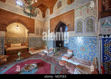 Tourné à l'intérieur de la superbe architecture mauresque et dans l'intérieur du Musée Dar jamai, Meknès, Maroc, Afrique Banque D'Images