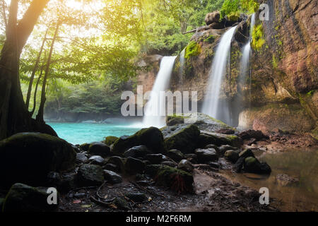 Cascade Haew Suwat, la magnifique cascade de la forêt tropicale dans le parc national Khao Yai, Thaïlande Banque D'Images