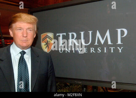 ***PHOTO*** Cour efface façon de payer $25 millions de dollars en règlement avec d'anciens étudiants de l'Université*** Trump Donald Trump annonce ses plans pour un Trump University lors d'une conférence de presse tenue au Trump Tower. La ville de New York le 23 mai 2005. Crédit : Dennis Van Tine/MediaPunch Banque D'Images