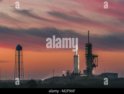 Cap Canaveral, Floride. Le 6 février 2018 . Le SpaceX Falcon Heavy rocket est préparé pour soulever le port d'une charge utile de démonstration dans l'espace à partir de complexes de lancement 39A au Centre spatial Kennedy le 6 février 2018 à Cape Canaveral, en Floride. SpaceX a lancé avec succès la fusée la plus puissante du monde qui seront éventuellement transporter un équipage sur Mars. Credit : Planetpix/Alamy Live News Banque D'Images