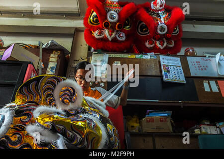 Johor, Malaisie - 07 février : une femme chinoise travailler avec tête de lion dans le Wan Hang Seng (WSH) Dragon & Lion Arts atelier à Subang en dehors de Kuala Lumpur le 7 février 2018. WSH produisent environ 500 têtes de lion par an avec un peu d'être exportées vers l'Asie, y compris Taiwan, Japon, Hong Kong, États-Unis et dans le monde. La tête de lion traditionnel de certaines combinaisons de couleur et de design ont été créés en hommage au célèbre historique chinois, tout le processus est réalisé à la main et le rotin est utilisé pour former la structure du squelette de la tête avec des couches de papier de bambou. Le prix d'un ensemble complet Banque D'Images