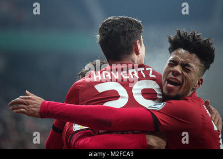 Leverkusen's Kai Havertz célébrant avec Leon Bailey (R) sa notation de la 4:2 au cours de la DFB Allemande de football match de quart de finale entre le Bayer Leverkusen et le Werder Brême dans la BayArena à Leverkusen, Allemagne, 06 février 2018. Photo : Federico Gambarini/dpa Banque D'Images