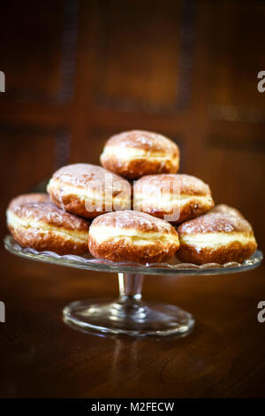 Limitée pour la Pologne - 7 février 2018, Cracovie, Pologne. Une Cichowscy 'boulangerie' produit donuts pour Jeudi Gras. Jeudi Gras est une fête chrétienne catholique traditionnel, le dernier jeudi avant le Carême. Il symbolise la célébration du carnaval. Le plat le plus populaire servi ce jour-là en Pologne sont 'paczki" - beignets de la taille d'un poing rempli de marmelade. Credit : Beata Zawrzel/Alamy Live News Banque D'Images