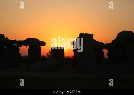 Alliance, Nebraska, USA. 20e Août, 2017. Le soleil se lève derrière Carhenge, une réplique de Stonehenge. L'éclipse totale du soleil traverse l'ensemble des États-Unis d'ouest en est. La ville d'Alliance, NB 10 000 visiteurs attendus le centre de totalité est allé directement à travers la ville. Totalité pourrait être considéré pour vingt milles de chaque côté de l'axe. La ville et en particulier et de l'art projet, Carhenge, contiguës à deux kilomètres à l'extérieur de la ville est une attraction touristique majeure. Carhenge est un projet de la propriétaire de la ferme qui a été prise par Stonehenge. Il a consacré une grande parcelle de terrain à une taille de la vie Banque D'Images