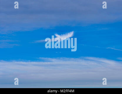 Village de Tissington, Derbyshire. 7 Février, 2018. UK : Météo bizarre étrange inhabituelle à whispery la formation de nuages dans le ciel bleu au Village de Tissington le parc national de Peak District, Derbyshire, Angleterre, RU De : Doug Blane/Alamy Live News Banque D'Images