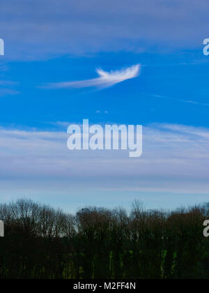 Village de Tissington, Derbyshire. 7 Février, 2018. UK : Météo bizarre étrange inhabituelle à whispery la formation de nuages dans le ciel bleu au Village de Tissington le parc national de Peak District, Derbyshire, Angleterre, RU De : Doug Blane/Alamy Live News Banque D'Images