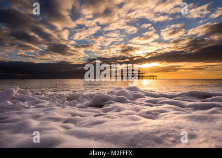 Brighton, UK. 7 Février, 2018. Météo France : Le West Pier de Brighton au coucher du soleil ce soir Crédit : Andrew Hasson/Alamy Live News Banque D'Images