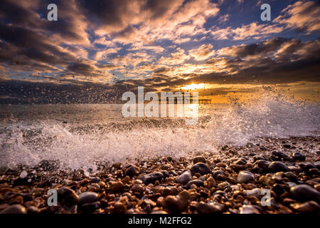 Brighton, UK. 7 Février, 2018. Météo France : Le West Pier de Brighton au coucher du soleil ce soir Crédit : Andrew Hasson/Alamy Live News Banque D'Images