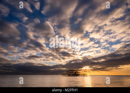 Brighton, UK. 7 Février, 2018. Météo France : Le West Pier de Brighton au coucher du soleil ce soir Crédit : Andrew Hasson/Alamy Live News Banque D'Images