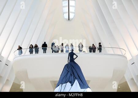 Une installation artistique, Stain-Less Waste-Less,, peut être vu à l'Oculus World Trade Center de Manhattan à New York City le mercredi, 07. Le travail attire l'attention d'informer que 10,5 millions de tonnes de vêtements sont mis au rebut chaque année, et trois personnes sur quatre ne sont pas faire don de vêtements parce qu'ils sont déchirés ou tachés. (PHOTO : WILLIAM VOLCOV/BRÉSIL PHOTO PRESSE) Banque D'Images