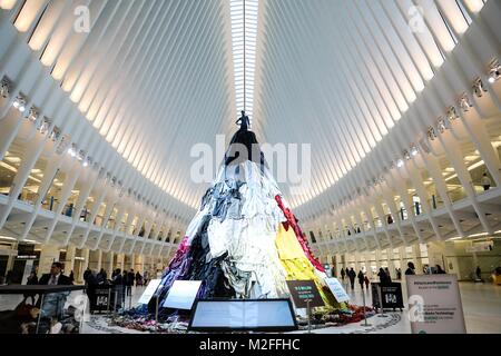Une installation artistique, Stain-Less Waste-Less,, peut être vu à l'Oculus World Trade Center de Manhattan à New York City le mercredi, 07. Le travail attire l'attention d'informer que 10,5 millions de tonnes de vêtements sont mis au rebut chaque année, et trois personnes sur quatre ne sont pas faire don de vêtements parce qu'ils sont déchirés ou tachés. (PHOTO : WILLIAM VOLCOV/BRÉSIL PHOTO PRESSE) Banque D'Images