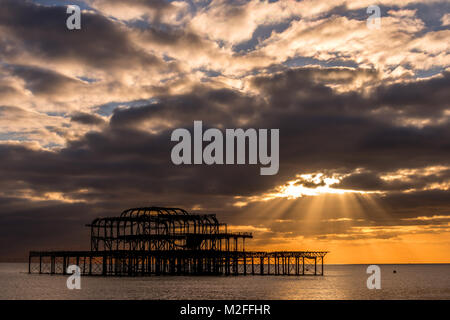 Brighton, UK. 7 Février, 2018. Météo France : Le West Pier de Brighton au coucher du soleil ce soir Crédit : Andrew Hasson/Alamy Live News Banque D'Images