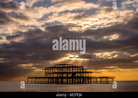 Brighton, UK. 7 Février, 2018. Météo France : Le West Pier de Brighton au coucher du soleil ce soir Crédit : Andrew Hasson/Alamy Live News Banque D'Images