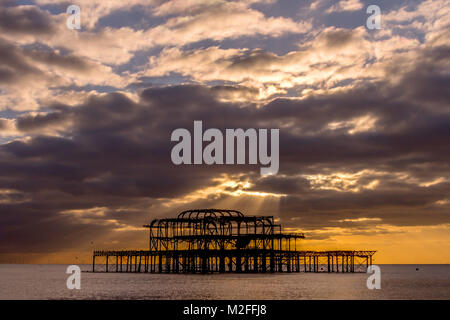 Brighton, UK. 7 Février, 2018. Météo France : Le West Pier de Brighton au coucher du soleil ce soir Crédit : Andrew Hasson/Alamy Live News Banque D'Images