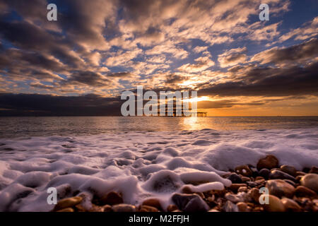 Brighton, UK. 7 Février, 2018. Météo France : Le West Pier de Brighton au coucher du soleil ce soir Crédit : Andrew Hasson/Alamy Live News Banque D'Images