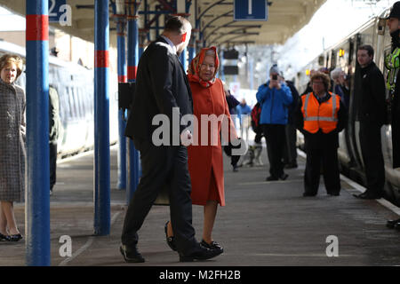 Norfolk, Royaume-Uni, le 7 février 2018. Sa Majesté la Reine Elizabeth II arrive à attraper un train de Kings Lynn à Londres, à la fin de sa maison de vacances de Noël annuel à Sandringham, Norfolk. Il n'est pas rare que le monarque d'utiliser les transports publics lorsqu'elle voyage à Kings Lynn. Sa Majesté la Reine Elizabeth II au départ de Kings Lynn en train à Kings Lynn, Norfolk, Royaume-Uni, le 7 février 2018. Crédit : Paul Marriott/Alamy Live News Banque D'Images