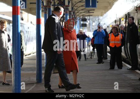 Norfolk, Royaume-Uni, le 7 février 2018. Sa Majesté la Reine Elizabeth II arrive à attraper un train de Kings Lynn à Londres, à la fin de sa maison de vacances de Noël annuel à Sandringham, Norfolk. Il n'est pas rare que le monarque d'utiliser les transports publics lorsqu'elle voyage à Kings Lynn. Sa Majesté la Reine Elizabeth II au départ de Kings Lynn en train à Kings Lynn, Norfolk, Royaume-Uni, le 7 février 2018. Crédit : Paul Marriott/Alamy Live News Banque D'Images