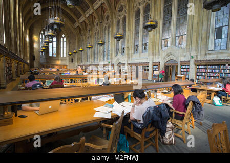 États-unis, Washington, Seattle, dans la salle de lecture principale bibliothèque Suzzallo sur le campus de l'Université de Washington Banque D'Images