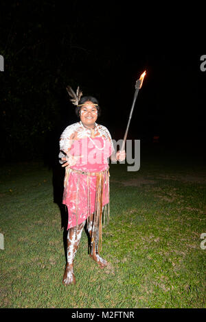 Jeune femme autochtone au Parc Culturel Tjapukai Les, Smithfield, Cairns, Far North Queensland, Queensland, Australie, FNQ Banque D'Images