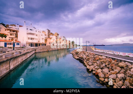 Le front de mer pittoresque ville de Sitia situé dans la partie nord-est de la Crète, près de la célèbre forêt de palmiers et célèbre plage de Vai. Banque D'Images