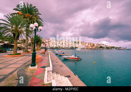 Le front de mer pittoresque ville de Sitia situé dans la partie nord-est de la Crète, près de la célèbre forêt de palmiers et célèbre plage de Vai. Banque D'Images