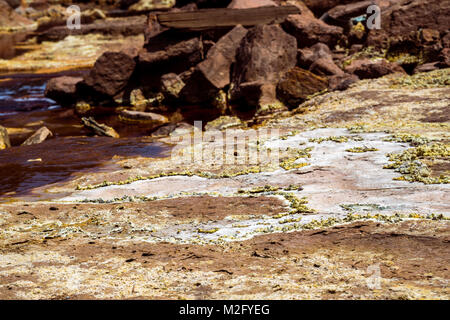 Couleurs fantastiques de Rio Tinto.motif étrange de minéraux sur la rive de la rivière. Province Huelva, Andalousie, Espagne Banque D'Images