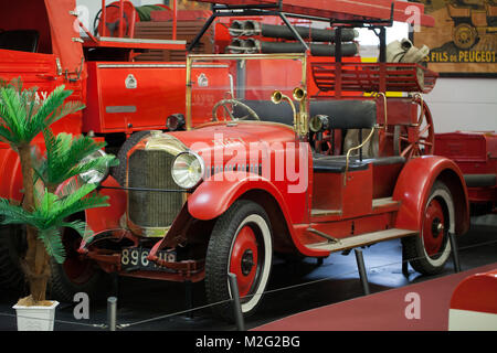 Musée de l'automobile Valençay montre une soixantaine de voitures de 1898 à 1965 qui sont tous en capacité d'exécuter. L'ancienne caserne Banque D'Images