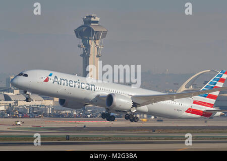 American Airlines Boeing 787 Dreamliner, décoller de la piste 25 gauche à l'Aéroport International de Los Angeles, Californie, USA. Banque D'Images