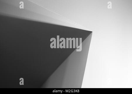 Abstrait architecture fond blanc, fragment intérieur avec coin sombre Banque D'Images