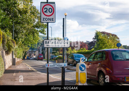 En route Batheaston vingt milles par heure zone avec chicane de ralentissement de la circulation, Somerset, Angleterre Banque D'Images