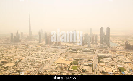 Vue aérienne du quartier des affaires de Dubaï. Tournage d'été Brume de chaleur. Août 2014. Émirats arabes unis. Banque D'Images