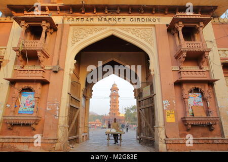 JODHPUR, Rajasthan, INDE - Le 16 décembre 2017 : Sardar Market Porte d'entrée avec la tour en arrière-plan Banque D'Images