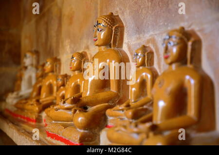 Udaipur, Rajasthan, INDE - Le 21 décembre 2017 : l'alignement des Tirthankara de statues dans un temple Shantinath, Jain temple situé à l'intérieur de l'Jaisalmer pour Banque D'Images