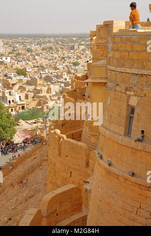 Udaipur, Rajasthan, INDE - Le 21 décembre 2017 : Gros plan sur la façade extérieure de Jaisalmer Fort surplombant la ville Banque D'Images