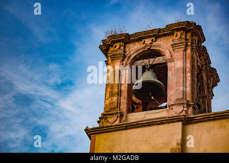 Clocher ancestral et bell en vieille église au Mexique Banque D'Images