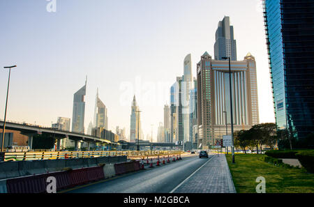 Dubaï, Émirats arabes unis - 5 février 2018 : Dubai Downtown Street View de la route et le centre-ville de Dubai gratte-ciel au coucher du soleil Banque D'Images