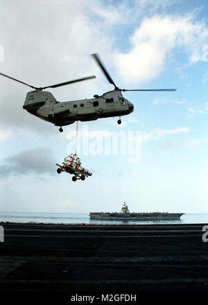 010916-N-7902K-001 de la mer d'Oman (sept. 16, 2001) -- un CH-46 Sea Knight' hélicoptère effectue un ravitaillement vertical (VERTREP) entre l'USS Enterprise (CVN 65) et l'USS Carl Vinson (CVN 70). Vinson et de l'entreprise sont exploités dans la mer d'Oman à l'appui de l'opération Southern Watch. U.S. Navy photo by Photographer's Mate 3 Classe Jeremy Kerns. (Publié) 010916-N-7902K-001 par navalsafetycenter Banque D'Images