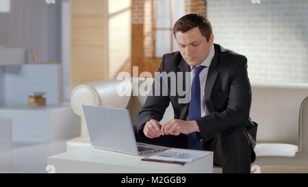 La préparation d'affaires graves entreprise présentation sur ordinateur portable, HD Rapport financier Banque D'Images