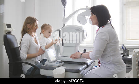 Médecin Optométriste dans le contrôle clinique de la vision - petite fille pour l'ophtalmologie Banque D'Images