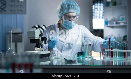 Scientifique Laboratoire de prendre échantillon de sang pour l'étude de branches d'ADN, clonage vidéo stock Banque D'Images