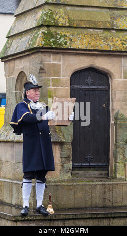 Close up du crieur se tenait à la croix du marché de Thirsk, North Yorkshire, Angleterre, Royaume-Uni Banque D'Images