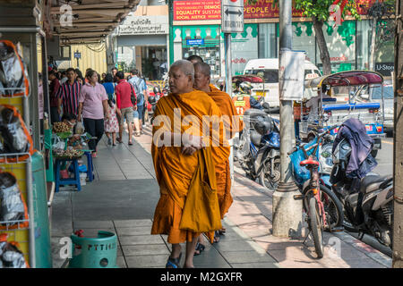 Deux moines buddist marcher dans les rues de Bangkok, Thaïlande Banque D'Images