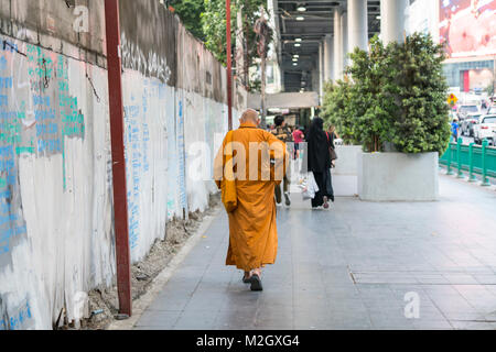 Un moine marchant dans la rue à Bangkok, Thaïlande Banque D'Images