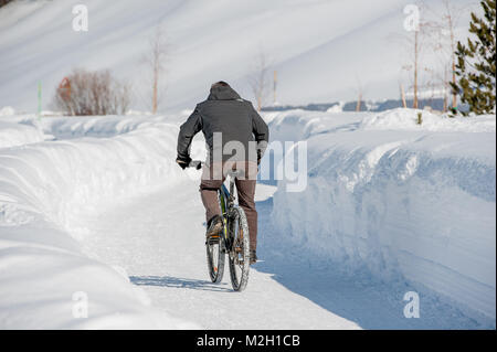 Pédalage cycliste immergé dans la neige Banque D'Images