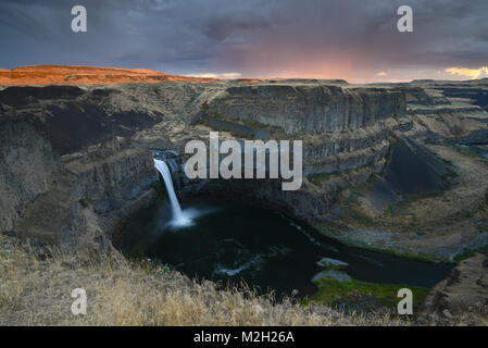 L'exposition longue floue de la Palouse iconique Falls State Park dans l'état de Washington, USA au coucher du soleil Banque D'Images