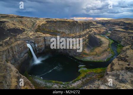 L'exposition longue floue de la Palouse iconique Falls State Park dans l'état de Washington, USA au coucher du soleil Banque D'Images