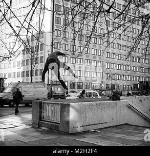 Formation Parkour homme près de Waterloo Bridge, Londres, Angleterre, Royaume-Uni, Londres : Crédit Snapper Banque D'Images