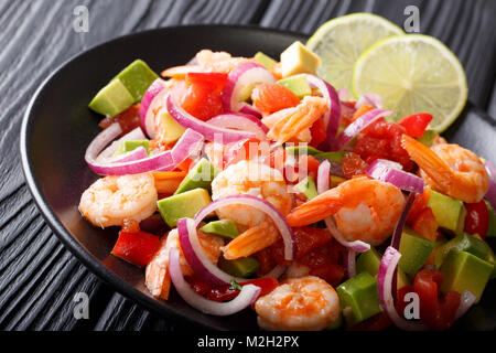 Ceviche de crevettes épicées avec salsa de légumes close-up sur une plaque sur une table horizontale. Banque D'Images