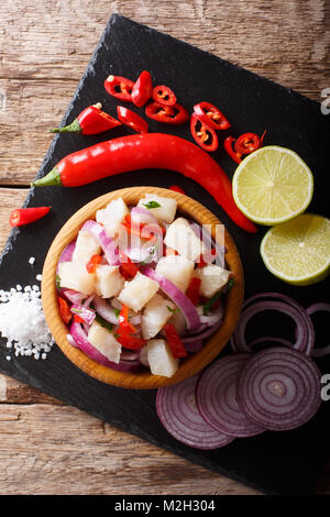 Ceviche de fruits de mer avec des légumes traditionnels et de chaux close up sur une plaque sur la table. Haut Vertical Vue de dessus Banque D'Images