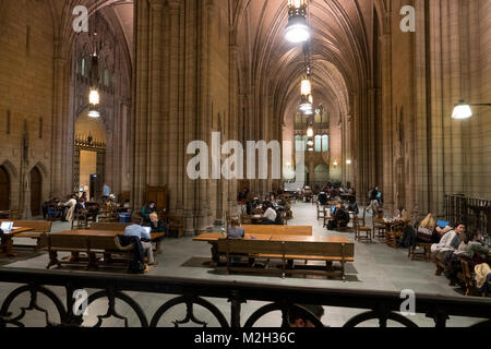 USA New Jersey Pittsburgh PA Cathedral of Learning à l'Université de Pittsburgh PITT students studying Banque D'Images